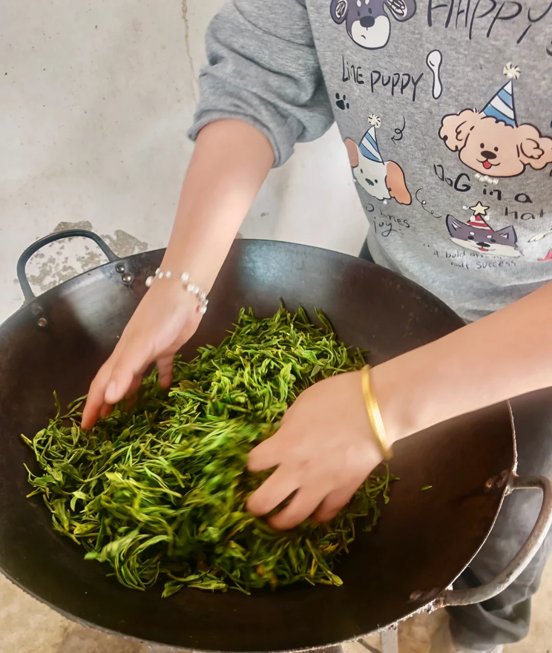 手工茶真是智商税吗?翻了研究数据和茶厂成本账,整理出一套不用仪器的四步验真法