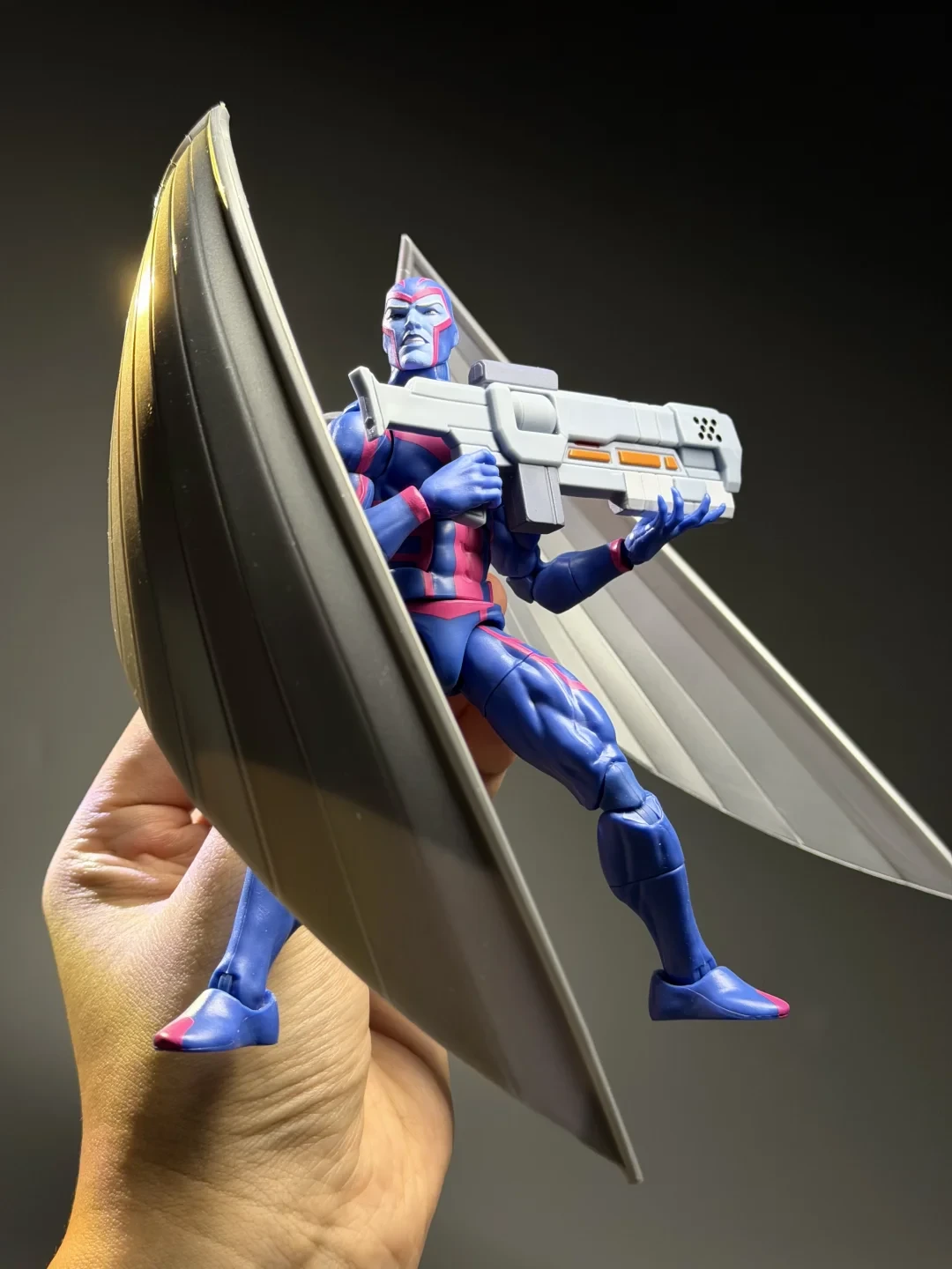 《X战警97》第二季8月12日刚完结,想收个人偶纪念一下?孩之宝、Mondo、MAFEX、第三方四条线我全翻了一遍,价格和坑都标好了