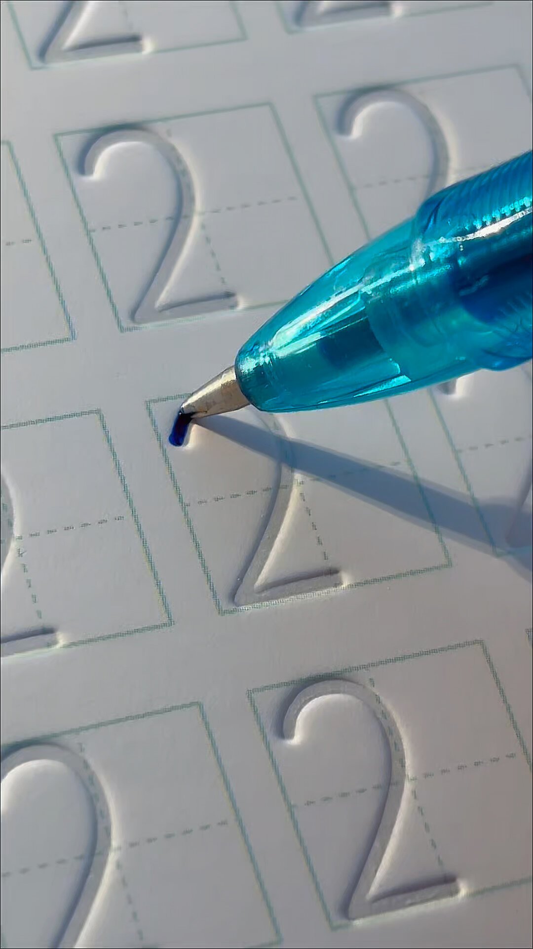 孩子暑假刷的凹槽字帖,练的不是“字”是“手”,开学前两周正好切换