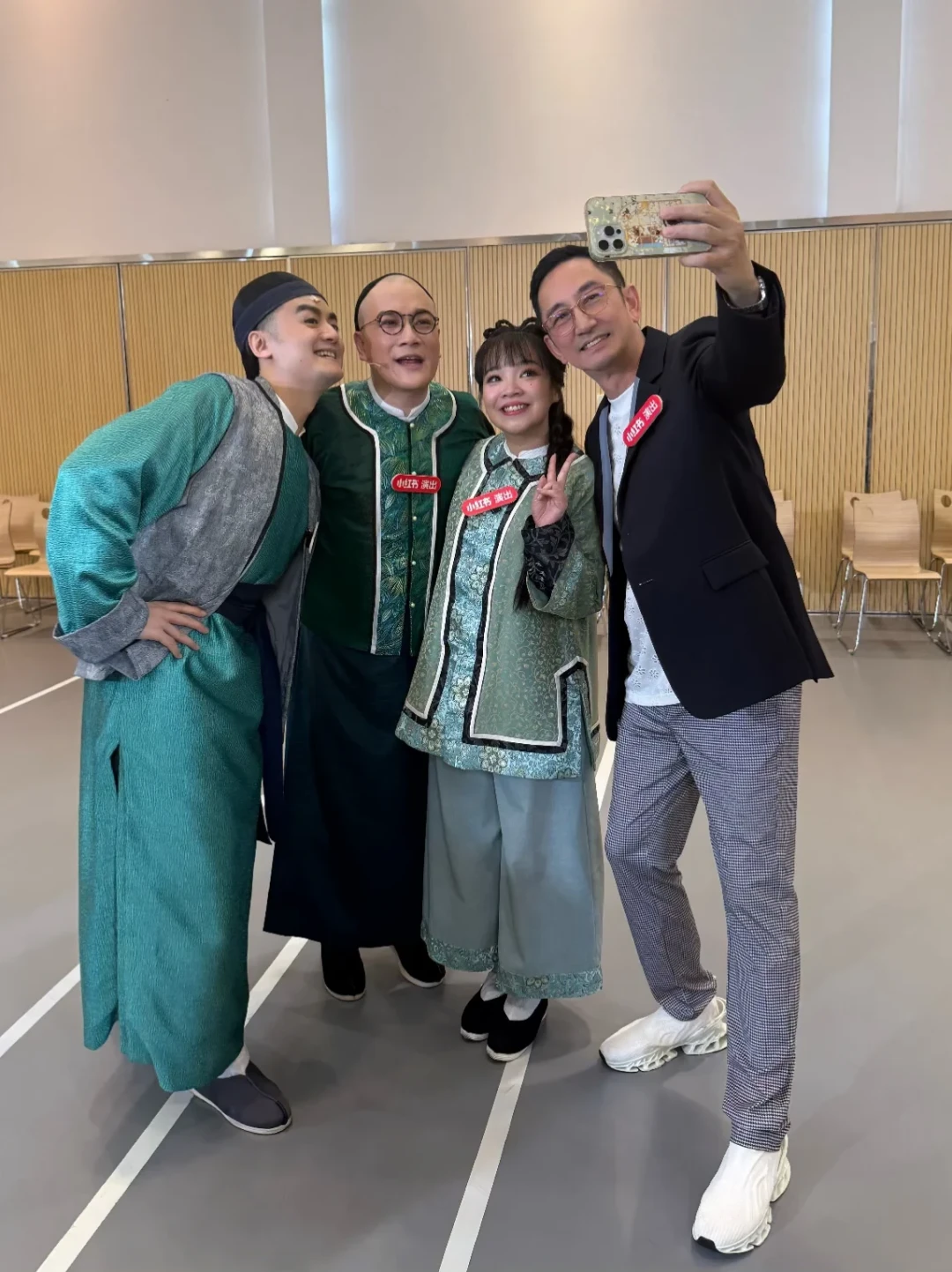 方唐镜来看方唐镜了:吴启华把20岁的脸授权给AI,自己却坐进了上海观众席