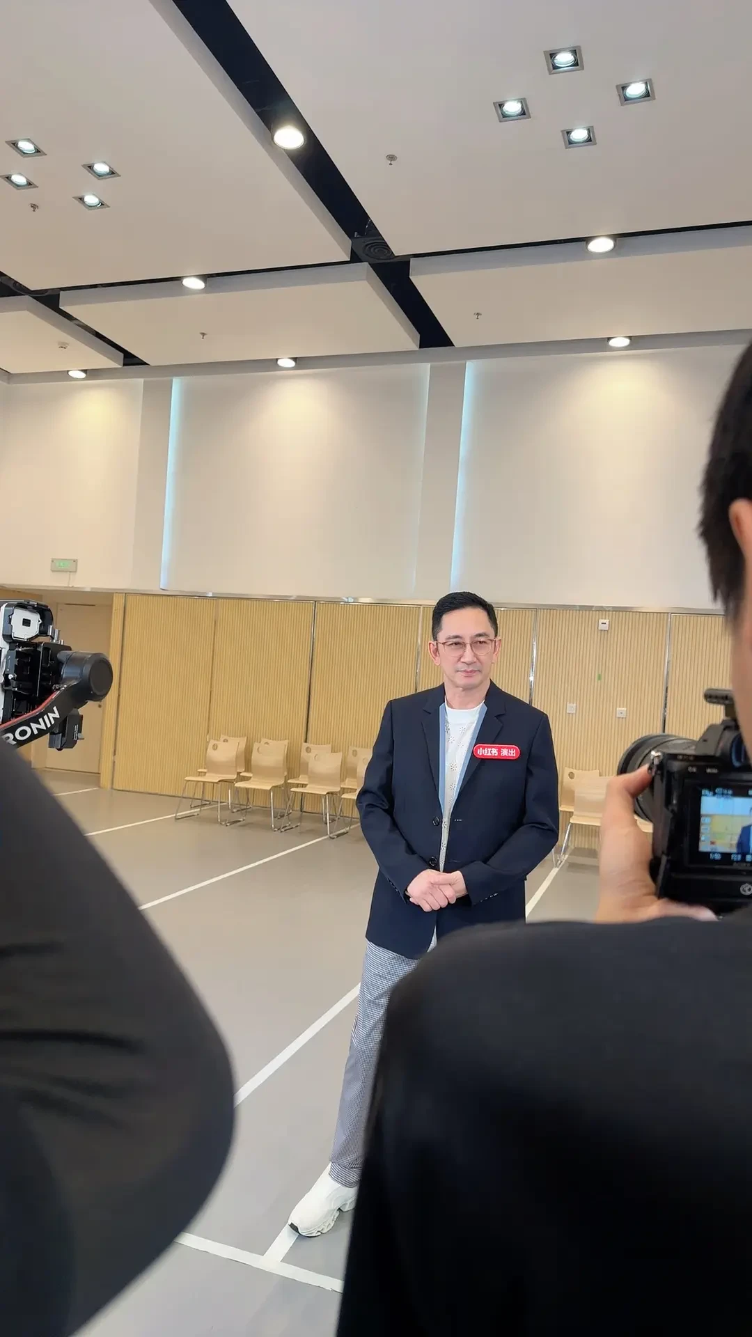 方唐镜来看方唐镜了:吴启华把20岁的脸授权给AI,自己却坐进了上海观众席