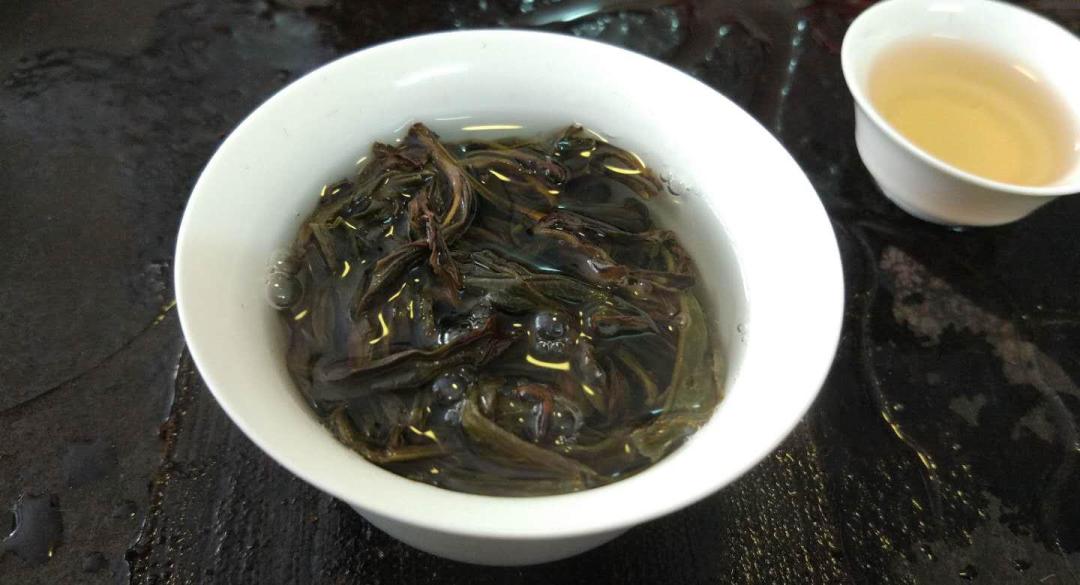 工夫茶“过冷水”是神技还是玄学?翻完原理和老文本,结论是:能去涩,但前三道别用