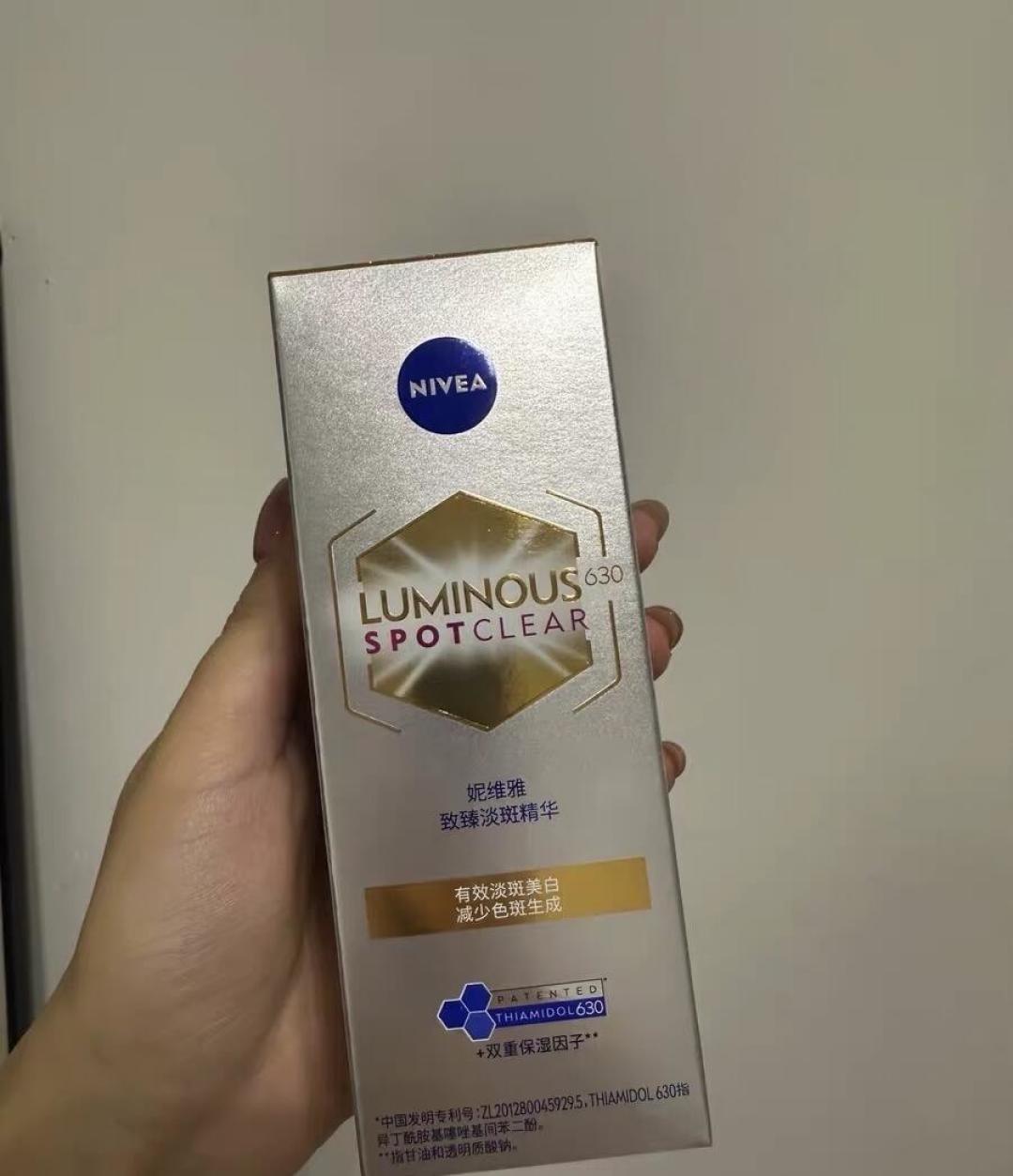 美白精华涂了一夏反而更黑?别急着换,先分清这4种原因