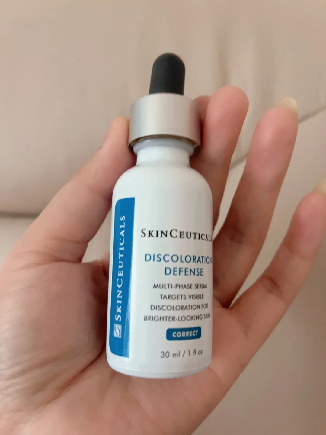 美白精华涂了一夏反而更黑?别急着换,先分清这4种原因