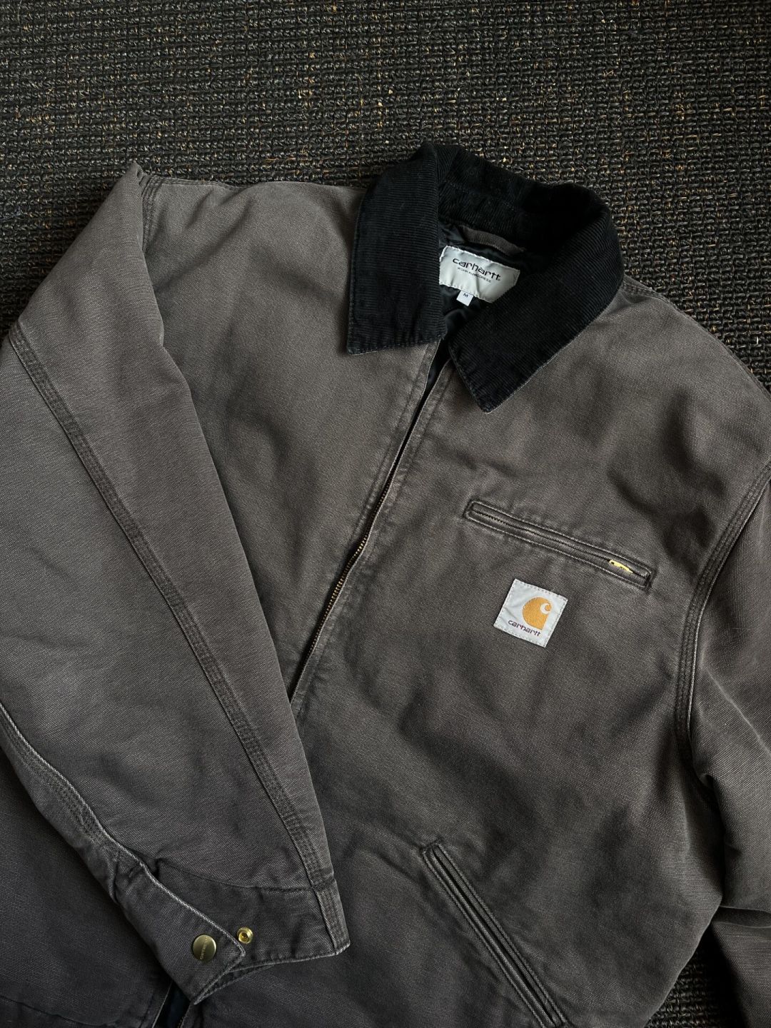 卡哈特 FW26「破坏洗」刷屏,但下手前,先把主线、WIP、古着分清楚