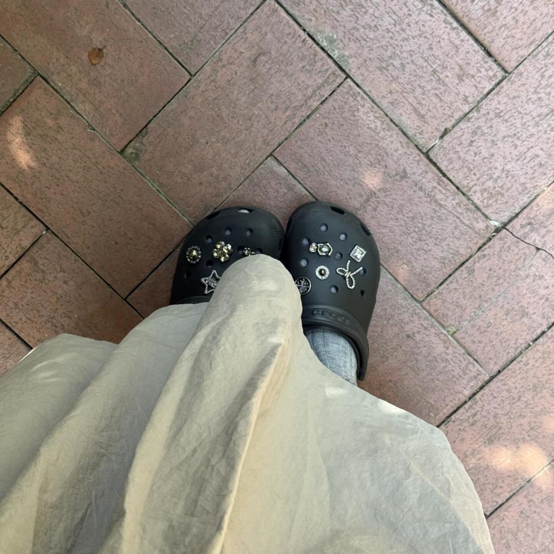 只卖出14双,二手半个月破发:瑞幸×Crocs联名遇冷,但冷的不是Crocs