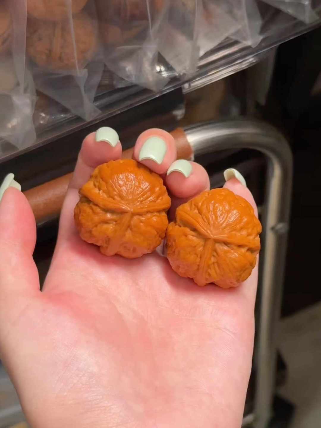 核桃下树季，两个故事满天飞：