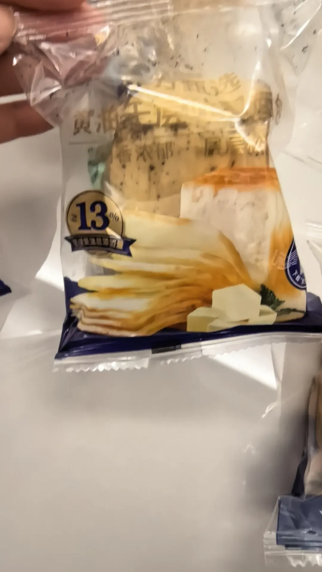 东方甄选一个财年赚了5个亿,自营品却在拼多多被