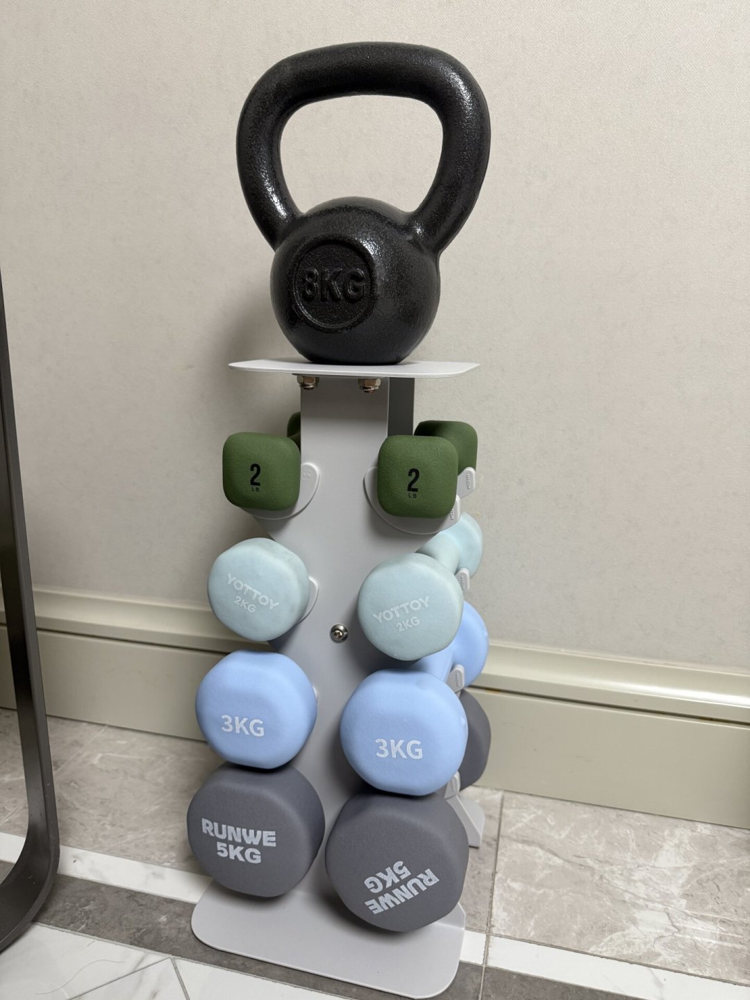 刚办健身卡别急着买私教：自由重量训练第一个月怎么练、怎么花钱，一次说清