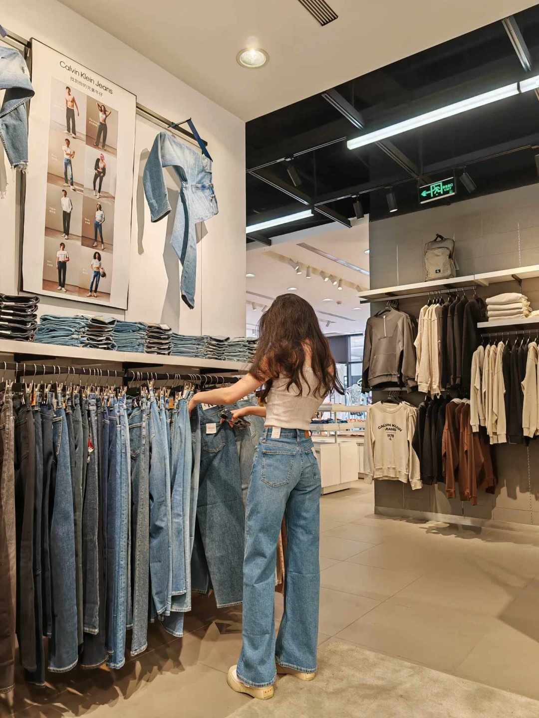 CK牛仔裤专柜1690、奥莱300多:被明星刷屏的这条裤子,到底什么价值得买?