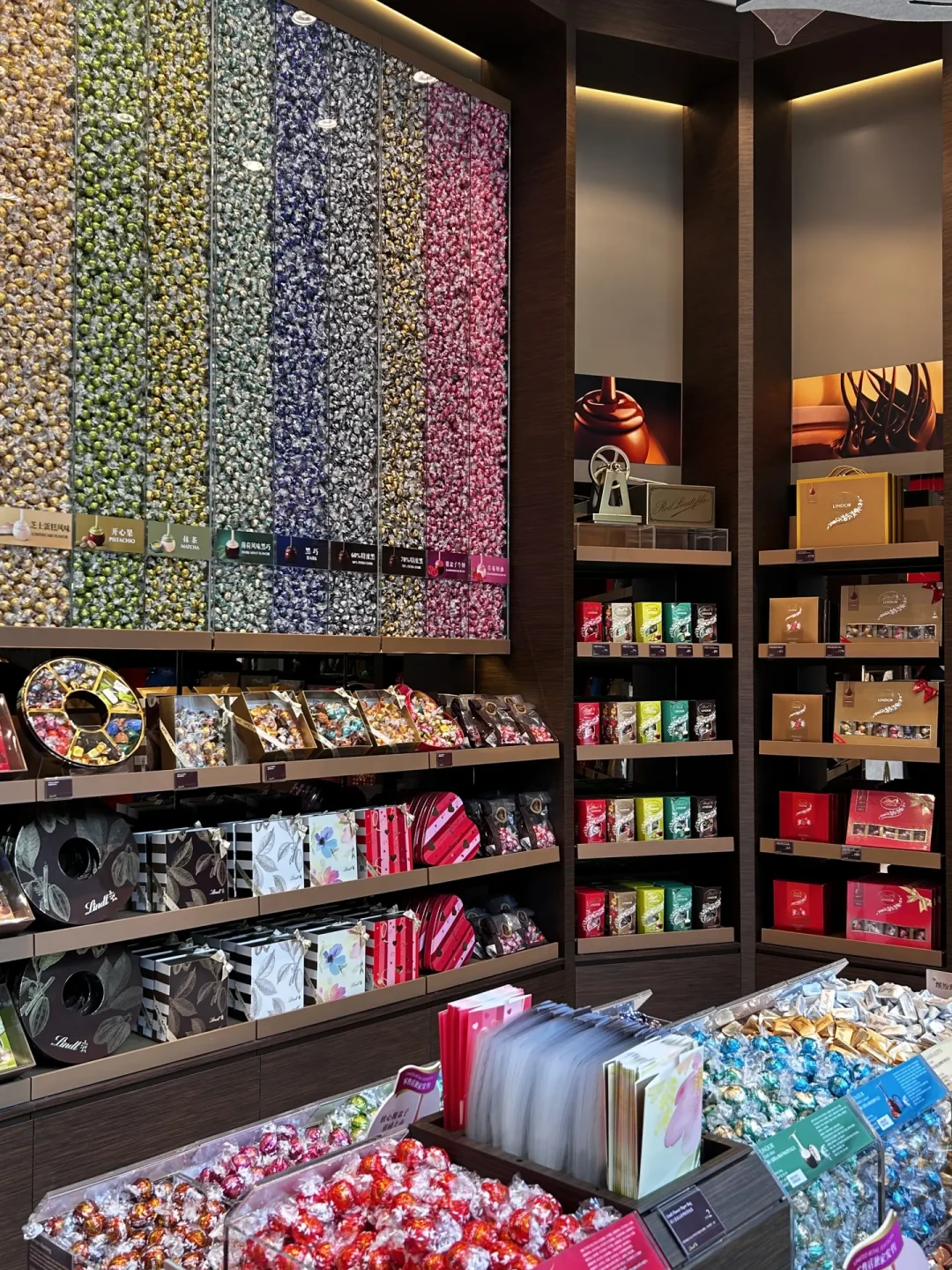 瑞士莲首店七夕还在排队：59元/100g的称重价，哪些值得买哪些别碰