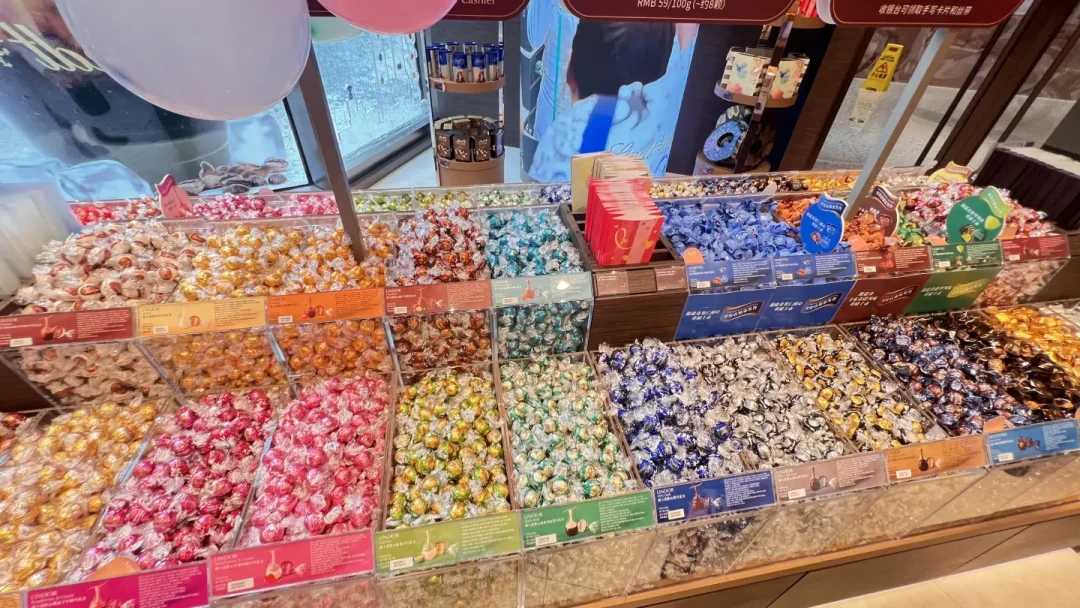瑞士莲首店七夕还在排队：59元/100g的称重价，哪些值得买哪些别碰