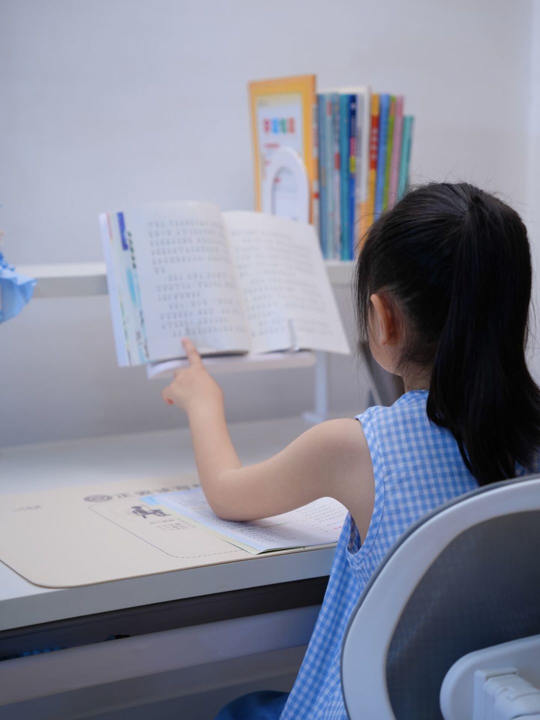 还有两周开学,“预制娃”刷屏了:让孩子超前学一学期,到底值不值?