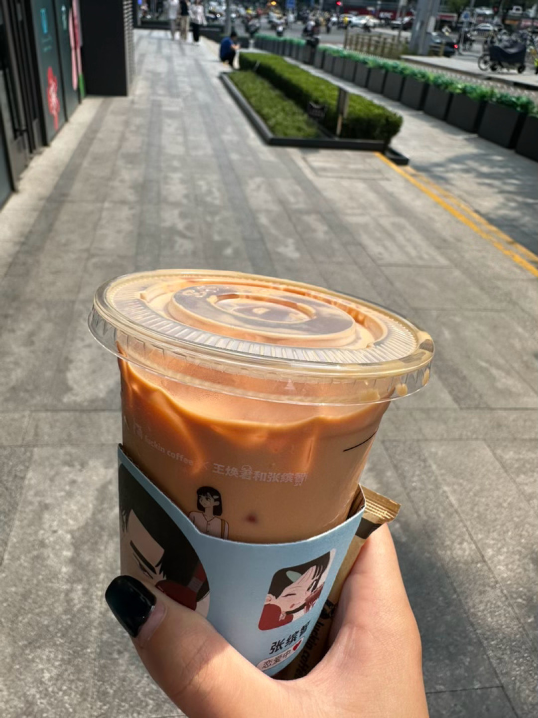 瑞幸七夕联名翻车后,全网喊话余则成和翠萍:这杯