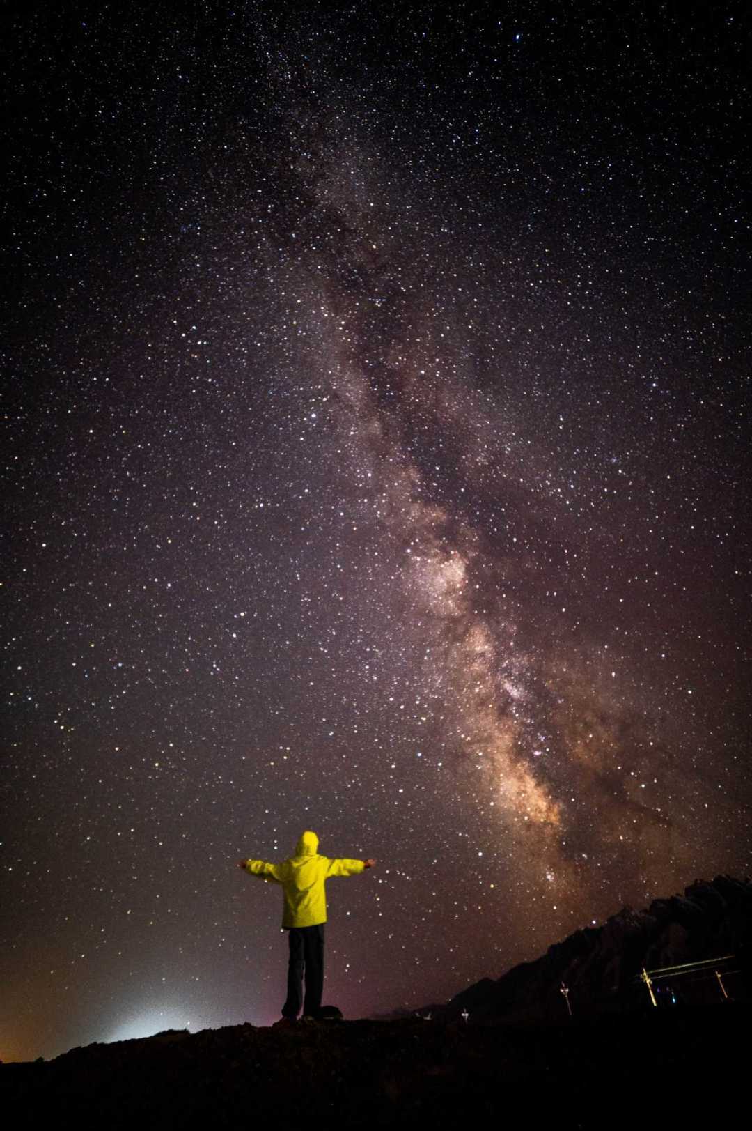 英仙座流星雨结束了，星空还没散场：三种预算抓住银河收官窗口，附下半年天象日历