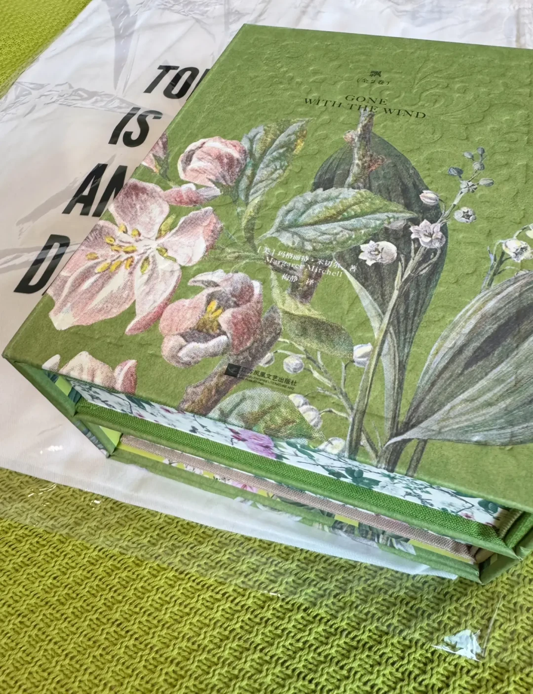 《飘》出版90周年,磨铁梅静译特装版上市:中译本超百种,这套书到底该怎么买?