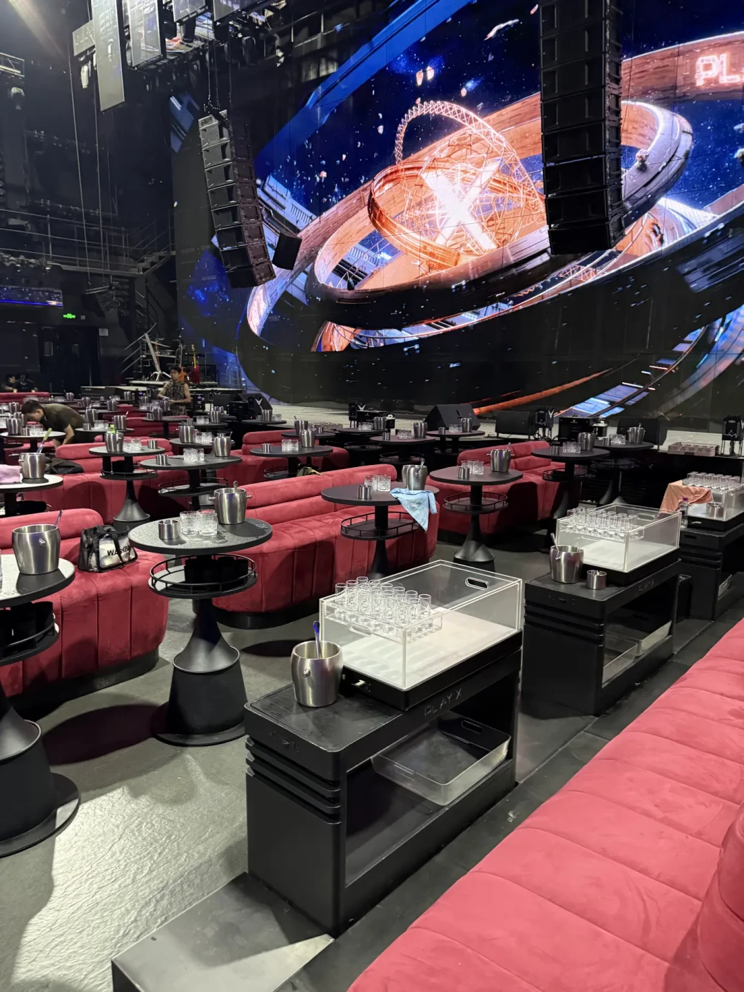 夜店之王卖不动酒,场子接连关停?其实是换血:2026年这样蹦迪不花冤枉钱