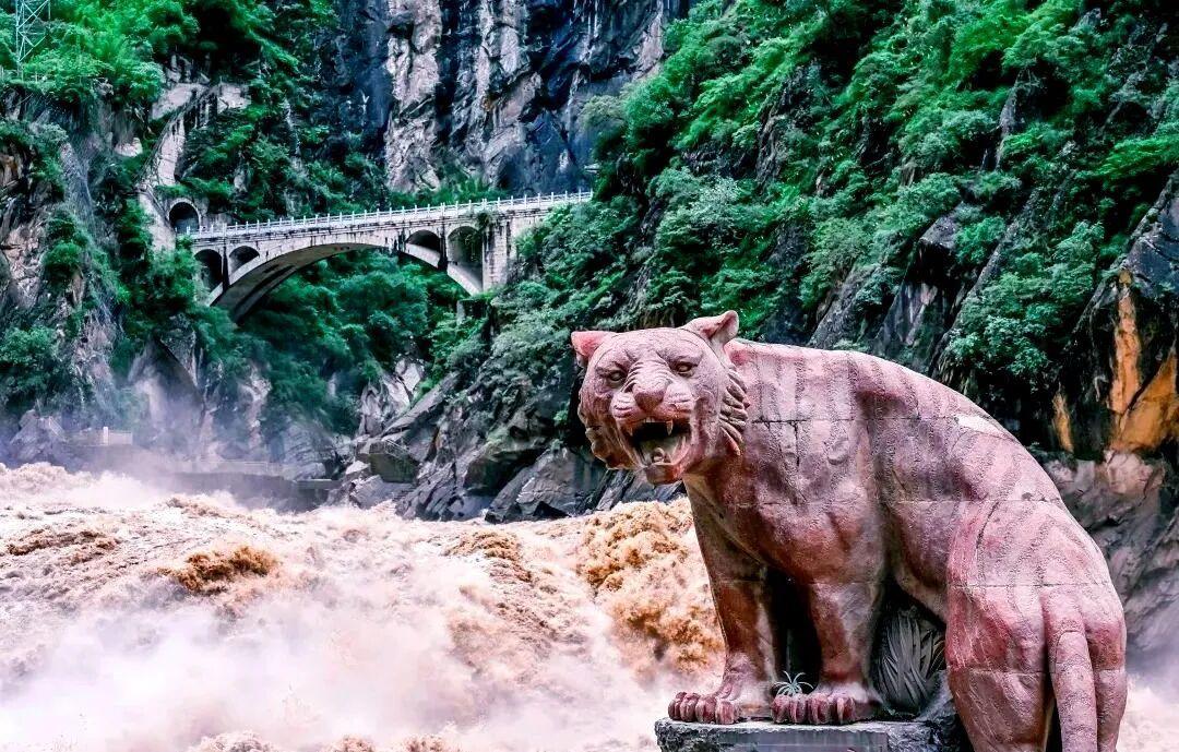 一个月两次落石，又赶上丰水期：8月下旬去虎跳峡，先把这本风险账算清楚