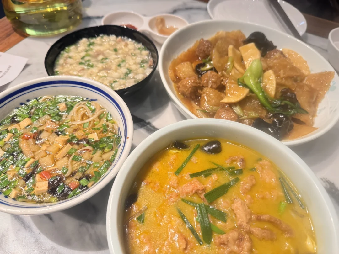西安饭庄浐灞店8月22日试业:200万播放的探店视频评论区本地人吵翻了,这家老字号还值不值得去