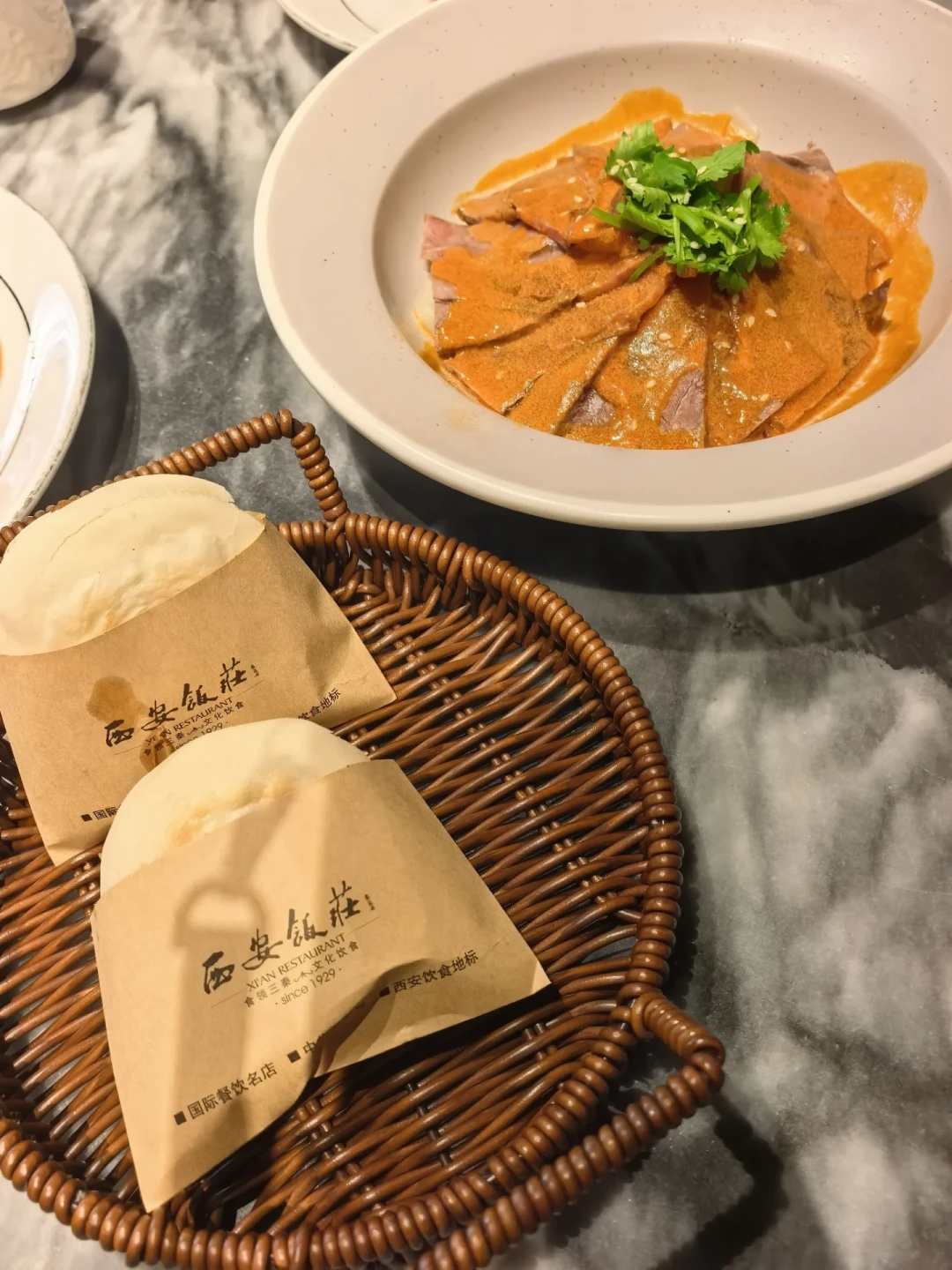 西安饭庄浐灞店8月22日试业:200万播放的探店视频评论区本地人吵翻了,这家老字号还值不值得去