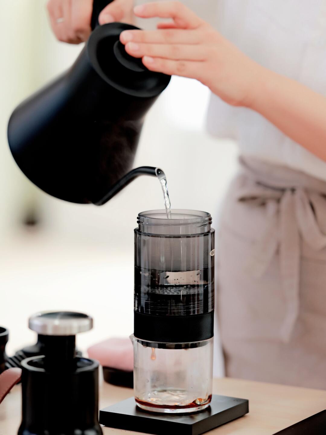 咖啡圈集体“煲汤”：翻了30多篇真实反馈，聊聊243元的OXO Rapid Brewer值不值得买