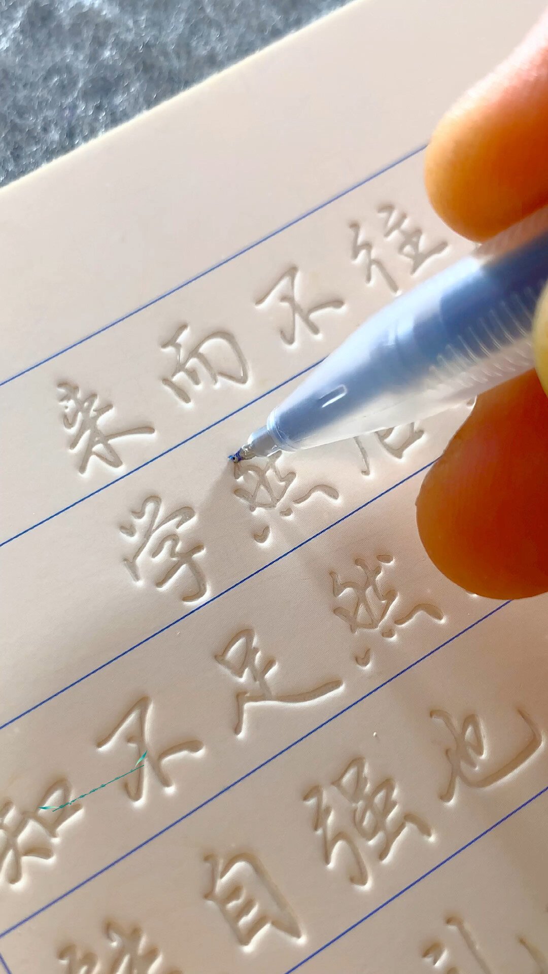 卖爆了的凹槽字帖,恰恰是书法老师集体劝退的一种:第一本字帖避坑指南