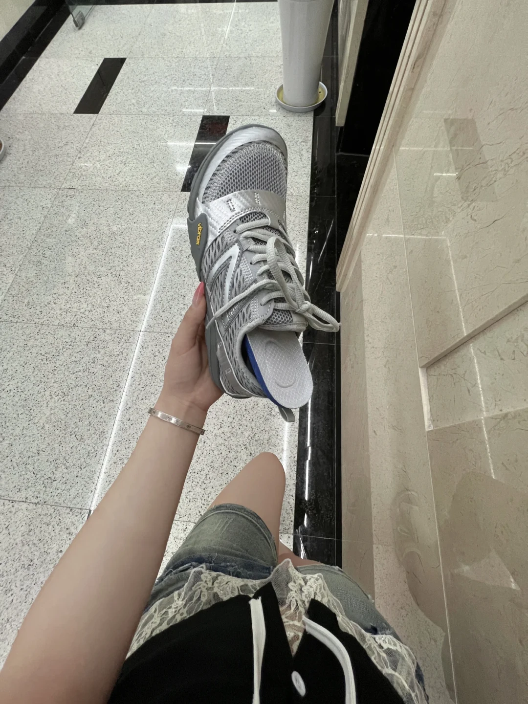 赤足鞋今夏杀疯了:NB 299元被拼到断码,拼多多只要36块,差价到底差在哪?