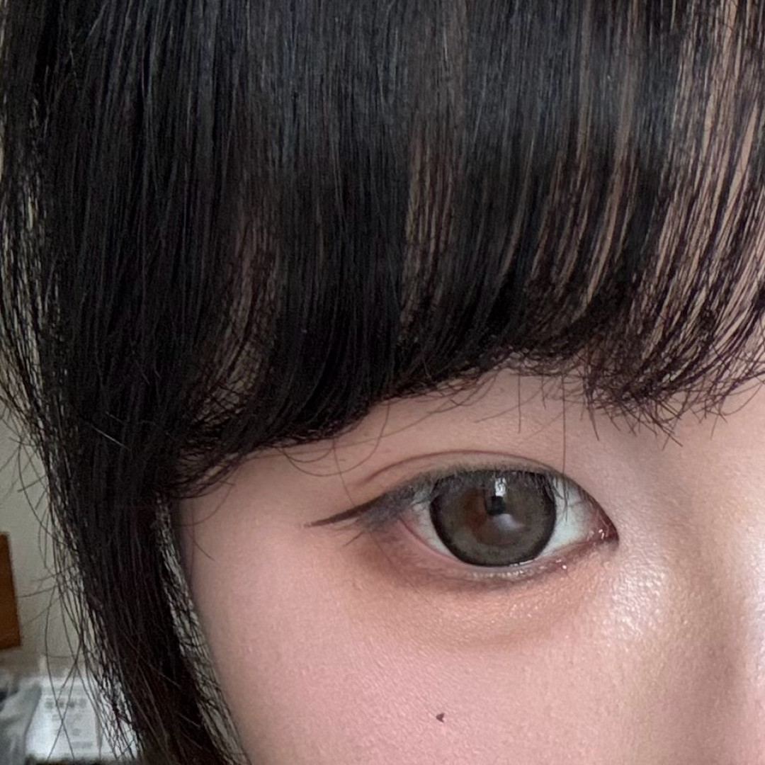 女团人手一副的「定轴高光」美瞳,一半夸灵动一半哭哈士奇:跟风前先搞懂这件事