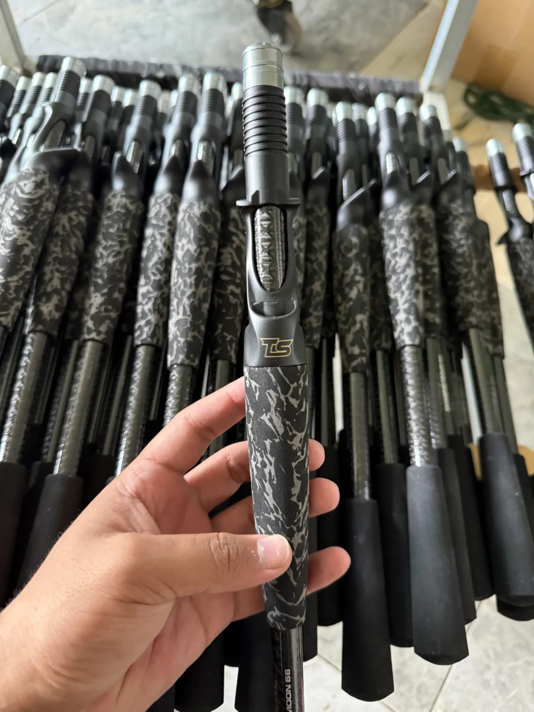 黑鱼咬蛙,等2秒还是立刻刺?雷强圈争了几年的刺鱼时机,答案在鱼情