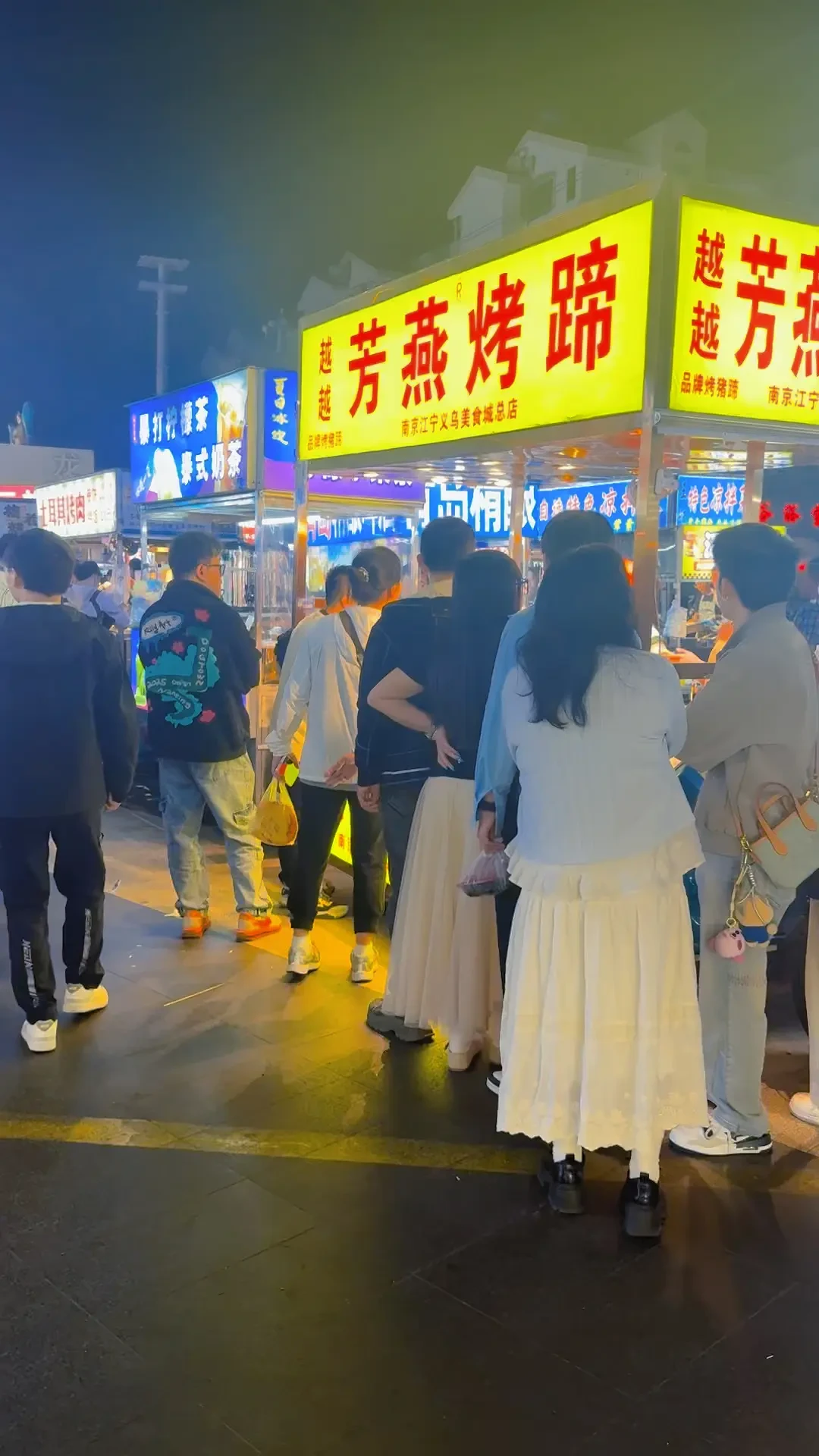 一句“爹们”干垮一家烤猪蹄店：开餐厅的你该看的不是热闹，是这3个错误