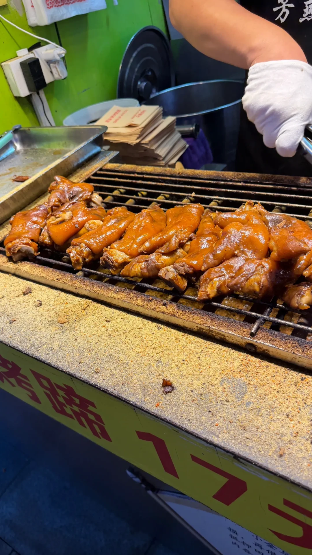 一句“爹们”干垮一家烤猪蹄店：开餐厅的你该看的不是热闹，是这3个错误