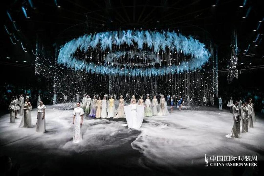 张杰鸟巢16场、凤凰传奇六城巡演:头部国风演唱会战袍,为何总指向同一个名字?