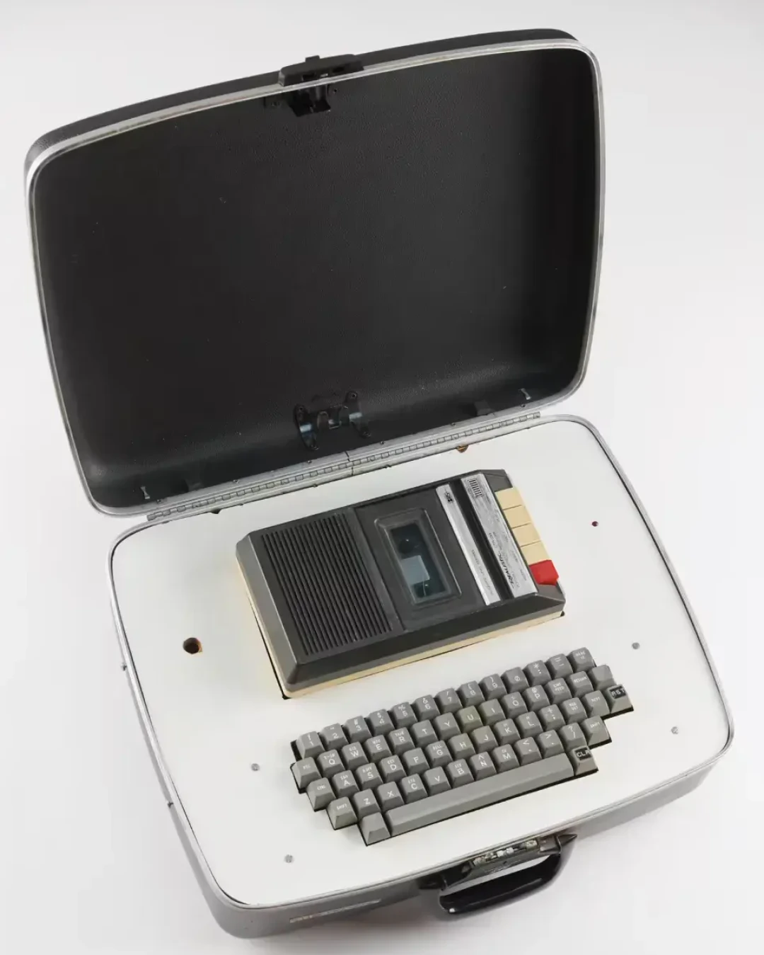 乔布斯名片拍出47.9万，Apple-1估价超200万：复古电脑收藏，50块也能入坑