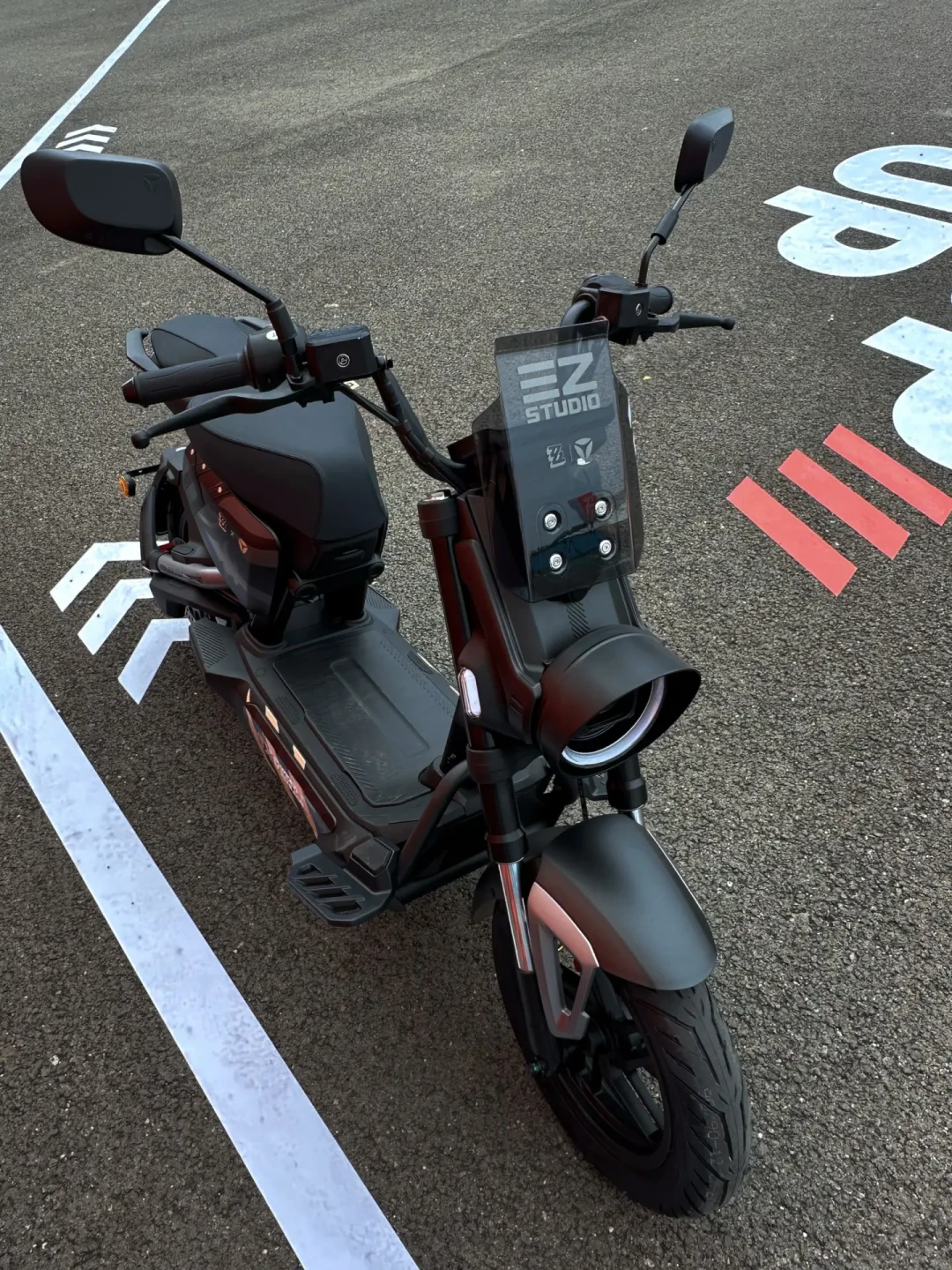 雅迪×绝区零莱卡恩联名车6399元,首批车主已踩出3个真坑,到底适不适合买