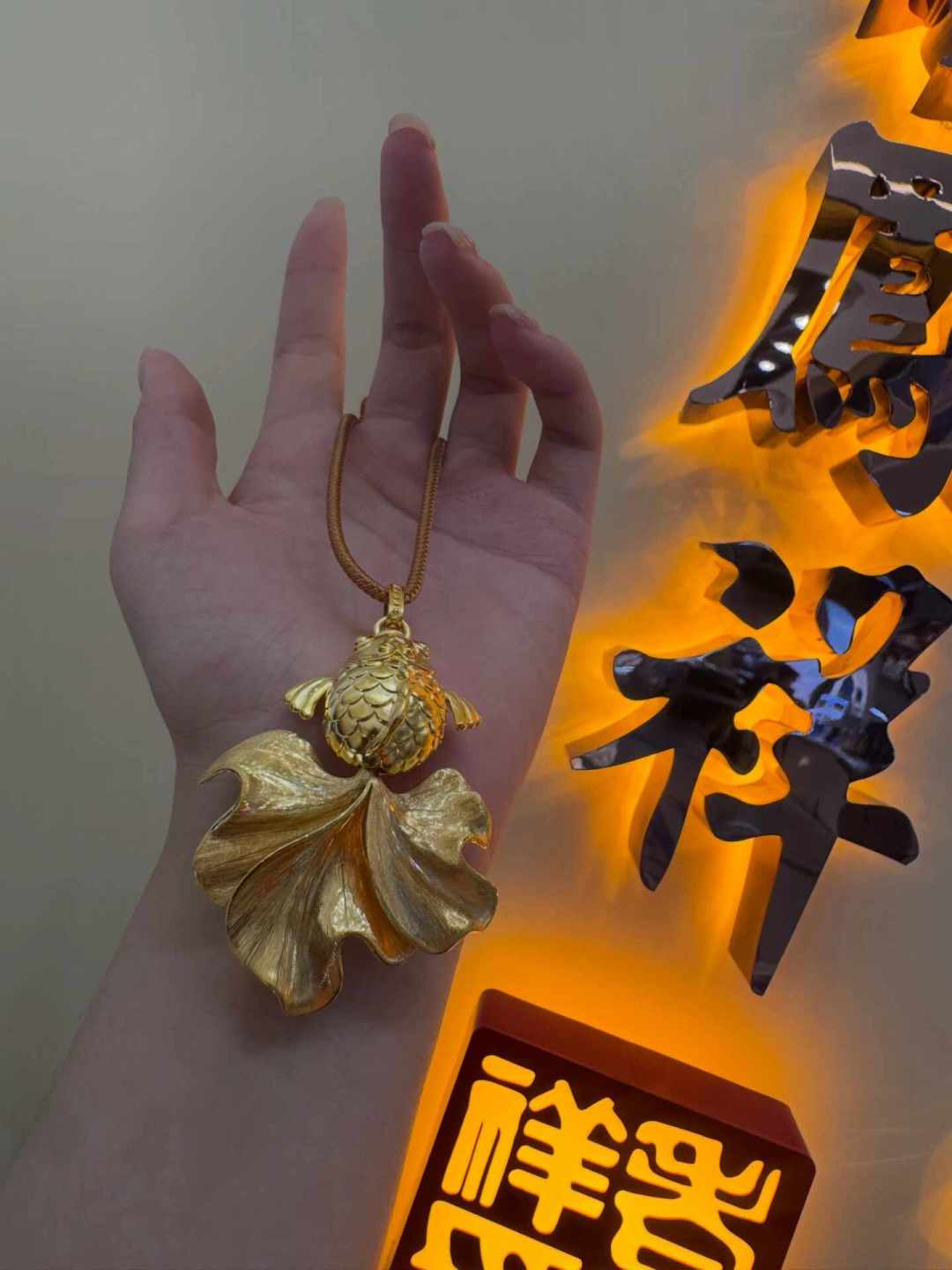 老凤祥金价一夜跌20元,工费却一分不退:七夕买金的人,先把这笔账算明白
