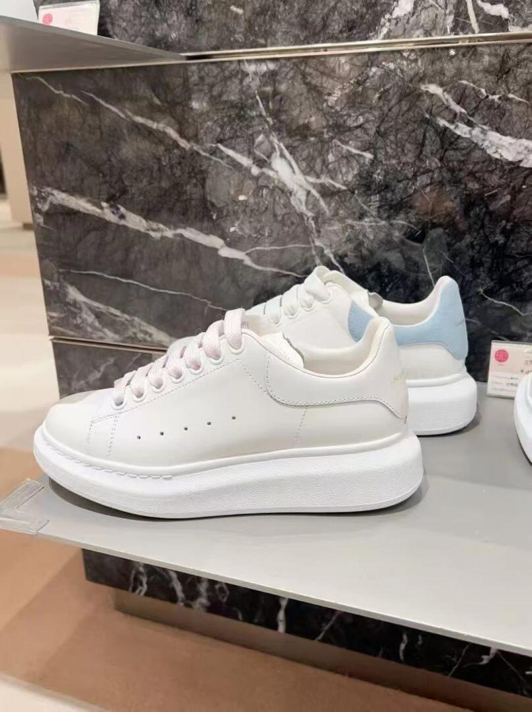 专柜5500元、奥莱5折、代购一千出头：七夕想买麦昆小白鞋，到底该走哪个渠道