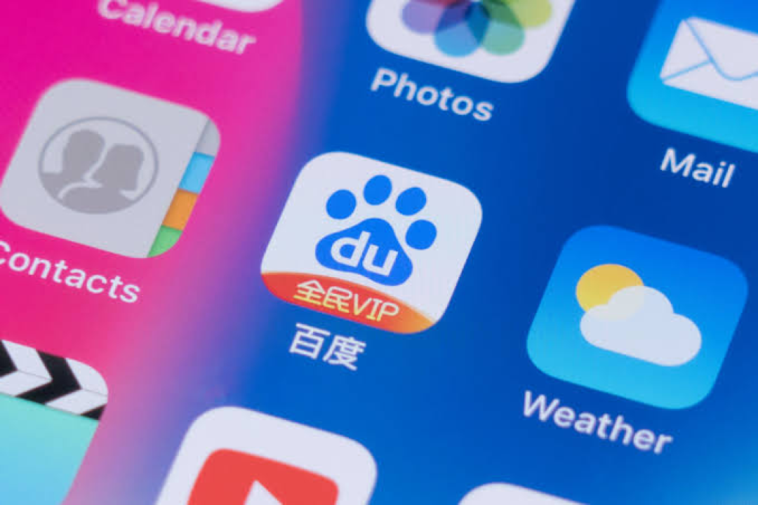 Apple智能终于落地：被“藏起来”的文心，和李彦宏想夺回的那场仗