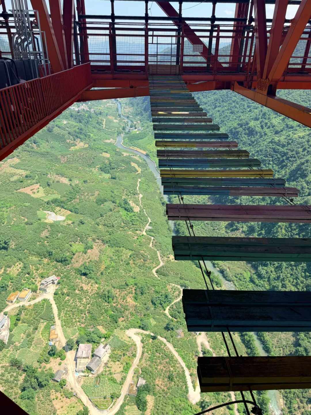 悬崖秋千、蹦极、高空滑索:我把9起事故盘了一遍,真正的风险不是高度