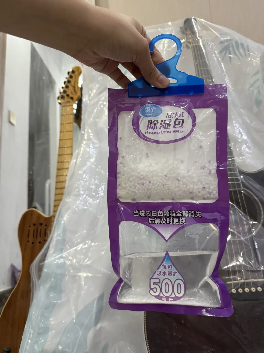 八月吉他防潮别急着买恒湿柜:从20元压缩袋到2500元成品柜,5种方案算完账再选