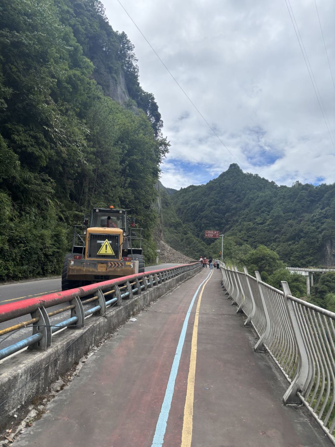 丙察察今天塌方断路:两条隧道通车前,“勇士之路”最后的窗口期快关了