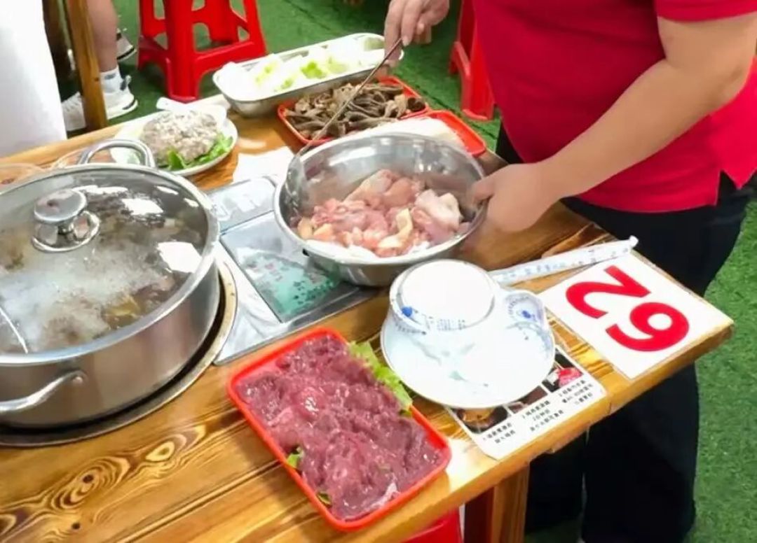 刘雨鑫带火的店，还敢冲吗？复盘半年4家“被流量砸中”的小店