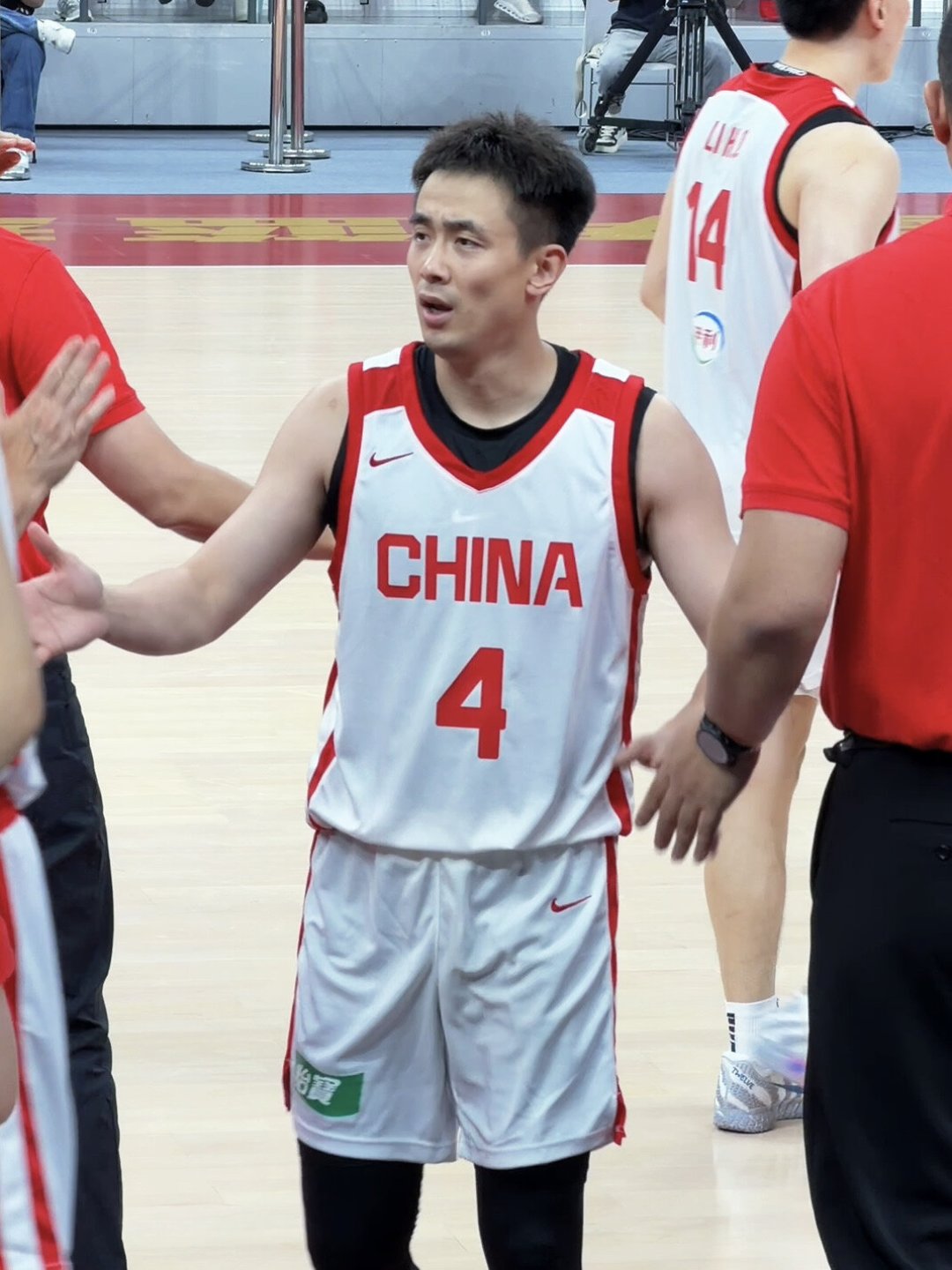 赵继伟6分钟5次漏人：31岁的他，还配得上国家队球衣吗？