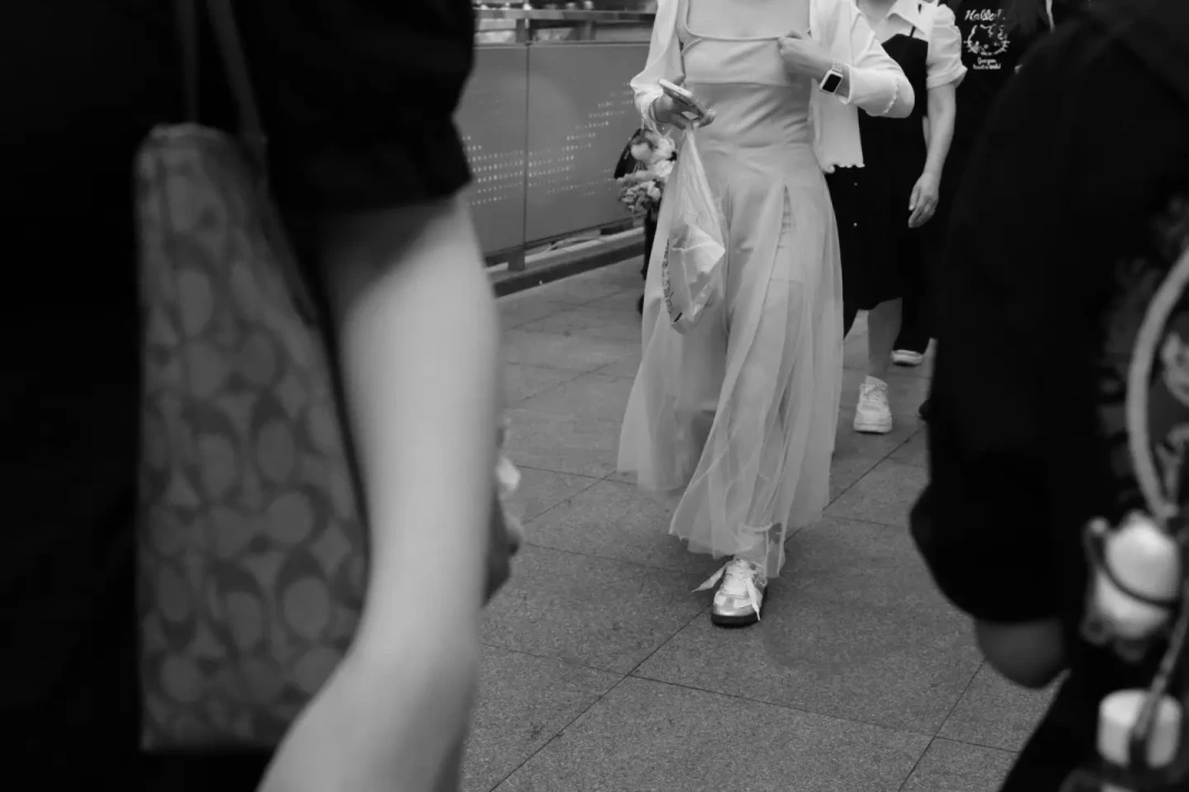 杨紫删博，李现被警告：街头纪实的照片，到底哪些能发？
