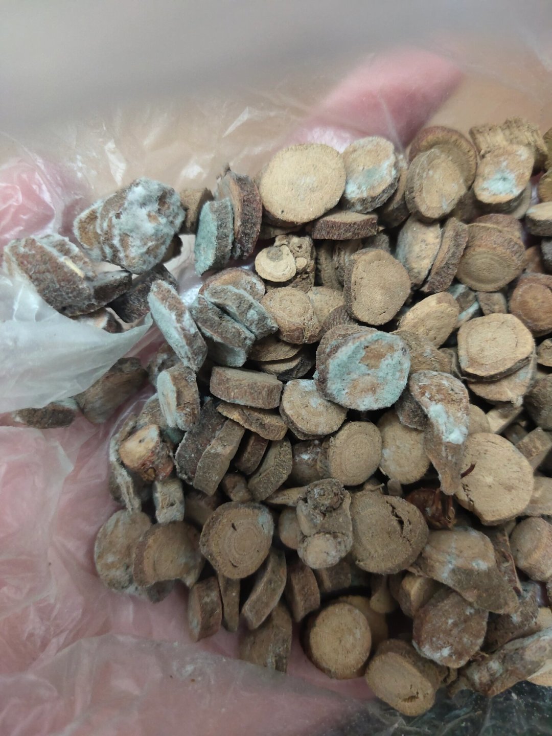 采芝林甘草片发霉，440条评论吵翻了：你家的中药还能用吗？