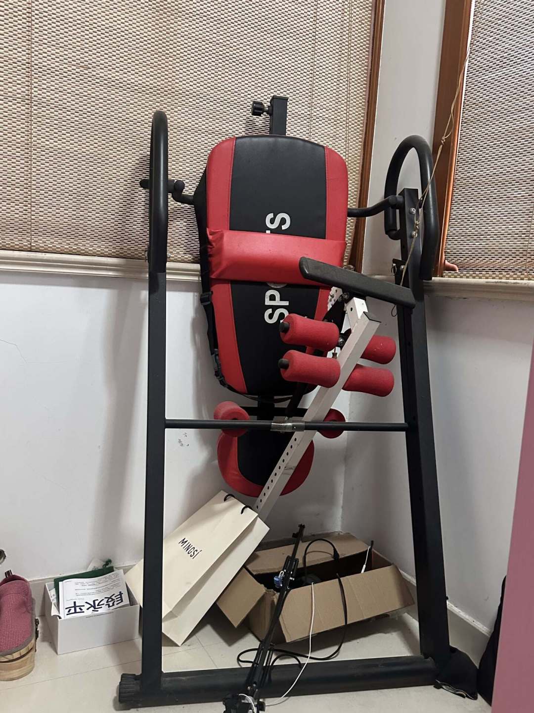 男子用免打孔单杠练倒立摔成脑疝：居家练倒立，先搞懂这3种装备