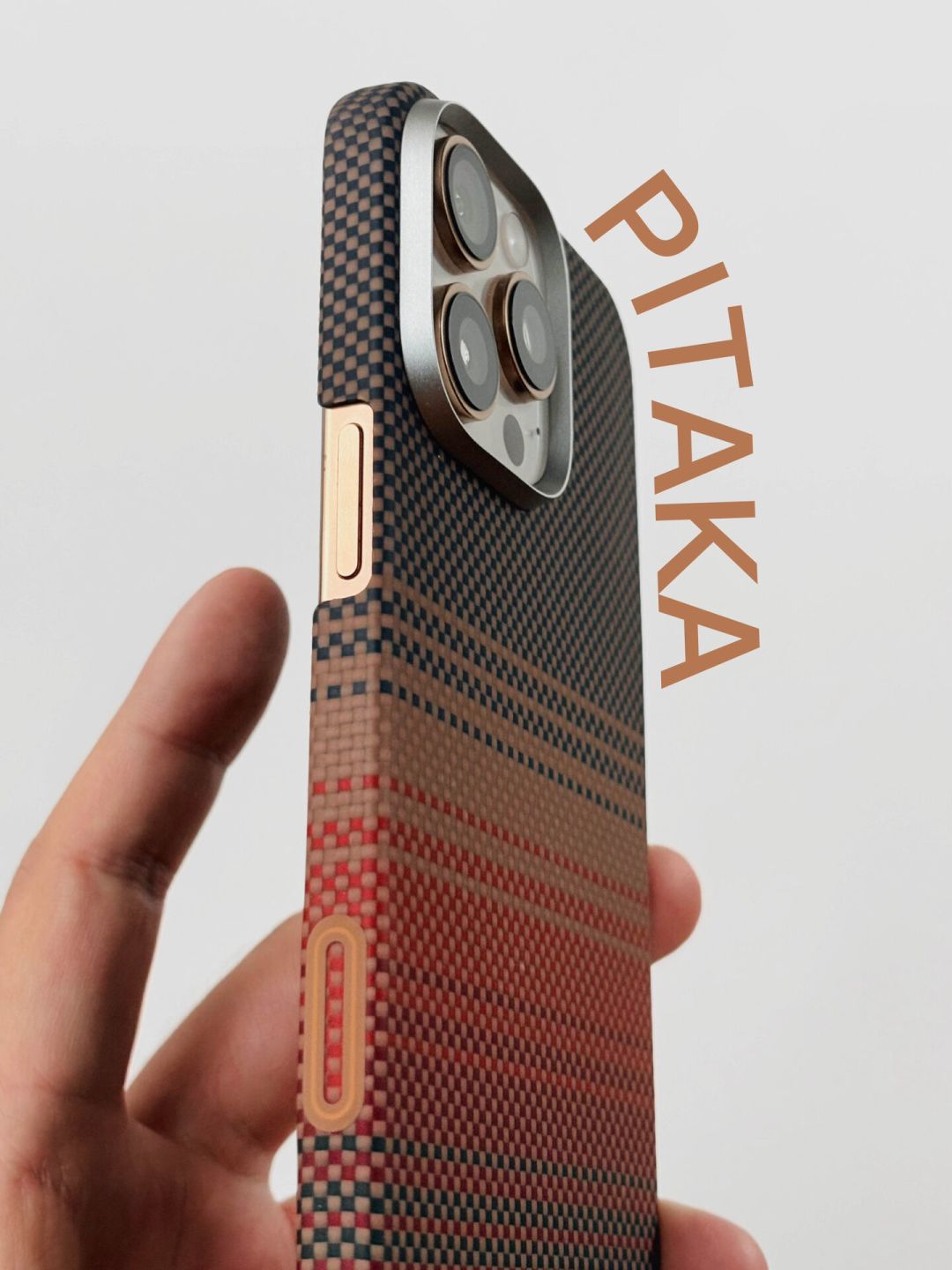 相机键成选凯夫拉壳第一分歧点:6 家方案全扒完,PITAKA 的 PitaTap 强,但这三类人别花这份钱