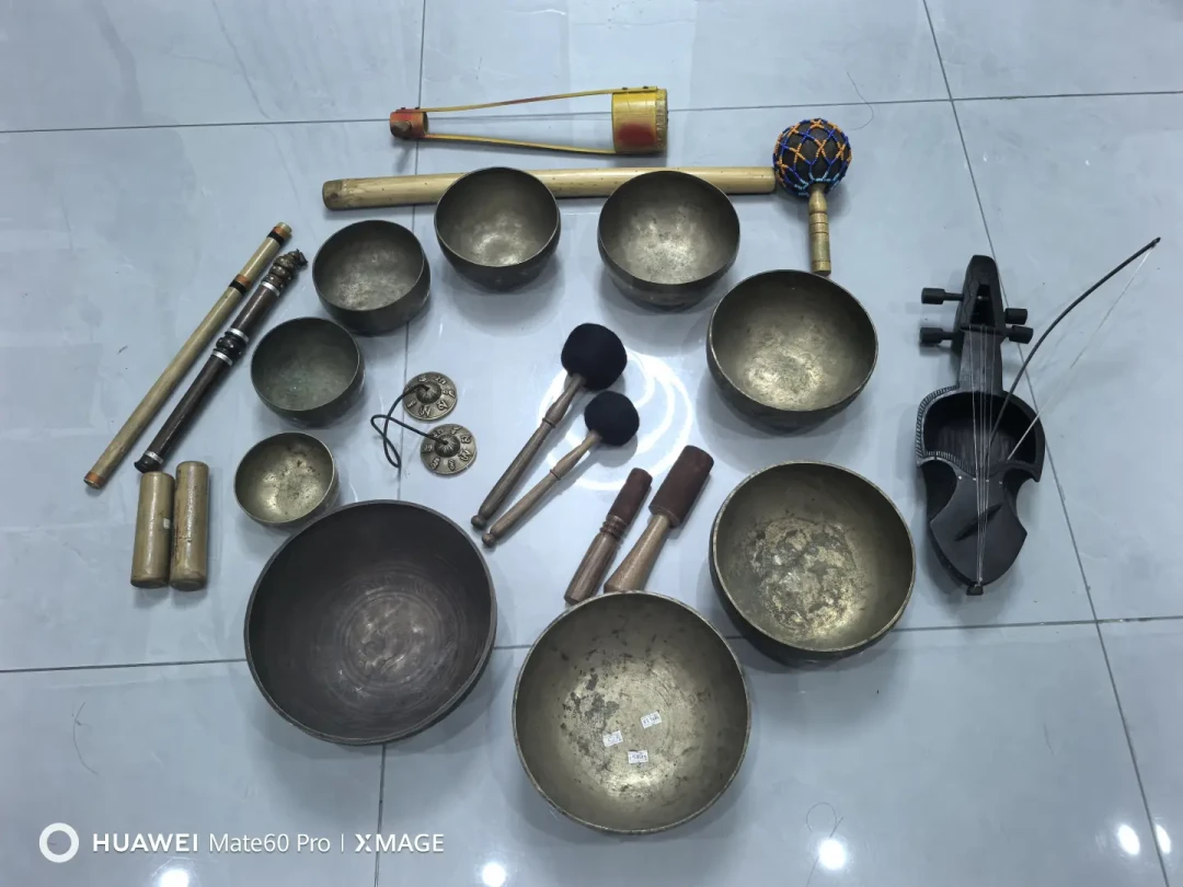 花几百块躺一小时听人“敲钵”,值不值?颂钵音疗从免费到5000元的避坑指南