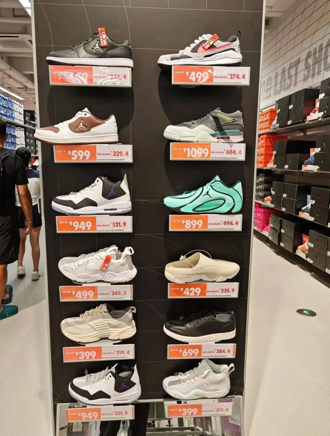 耐克明年清退数千家线上经销商：AJ1已跌破600，捡漏便宜耐克的最后窗口可能只到年底