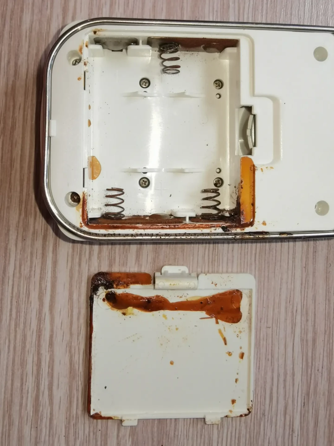 你的设备不是被电池“烧坏”的，是被“腌”坏的——我把这个夏天的漏液翻车帖和打架建议翻了一遍，捋出3条防漏路线和3步急救