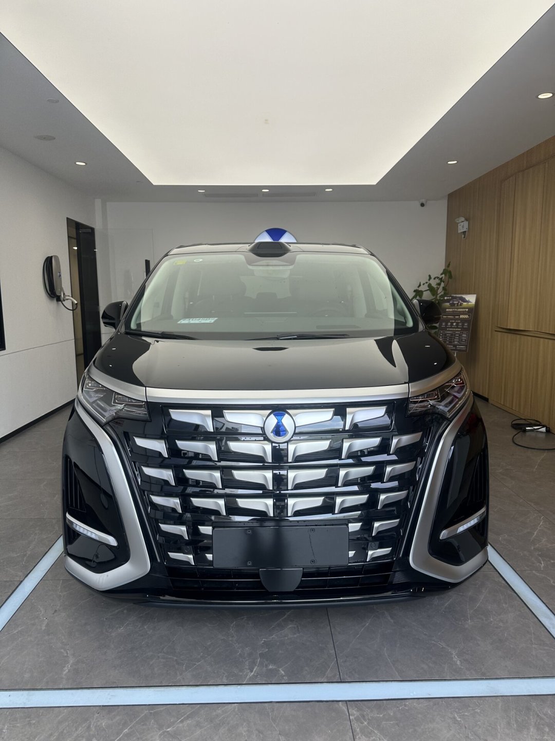 腾势D9的7月销冠被智界V9拿了:权益叠加、老款清库,8月底入手到底香不香?